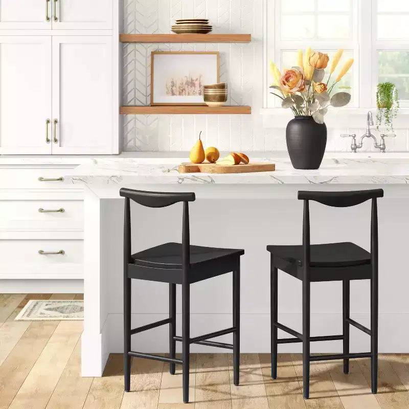 Sgabello da bar Biscoe Wood Counter Height da 23,94" con poggiapiedi nero