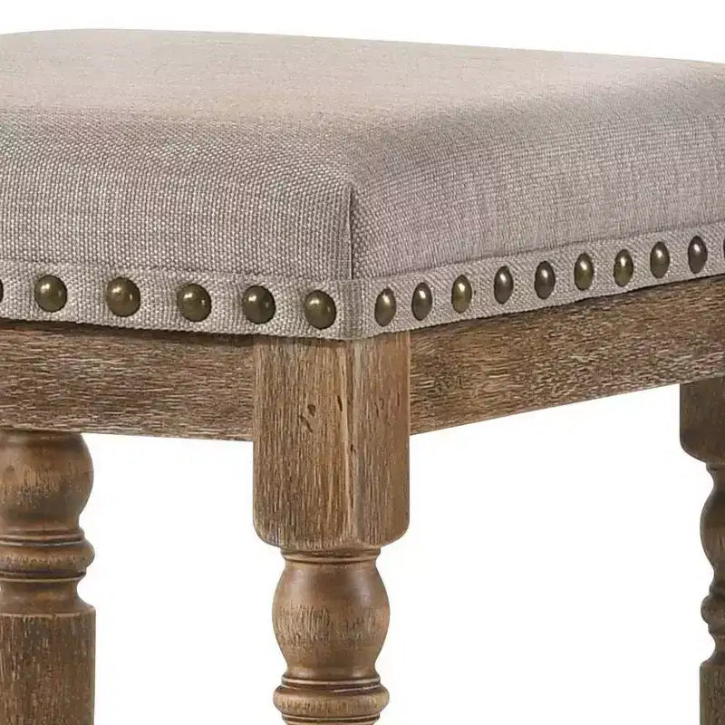 Sgabello da bar Farsiris altezza bancone da 40 cm, tessuto beige/finitura rovere invecchiato: Rivestimento in lino, borchie, struttura in legno
