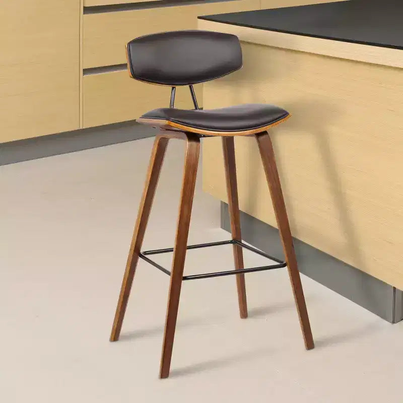 Sgabello da bar Fox Mid-Century con altezza da bancone 26" in similpelle marrone con legno di noce: Seduta quadrata imbottita, Schienale imbottito