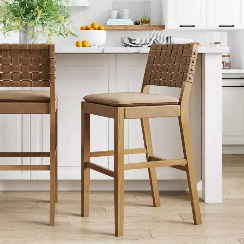 Sgabello da bar Cohen altezza bancone: struttura in legno di gomma, sedile in similpelle, limite 136 kg