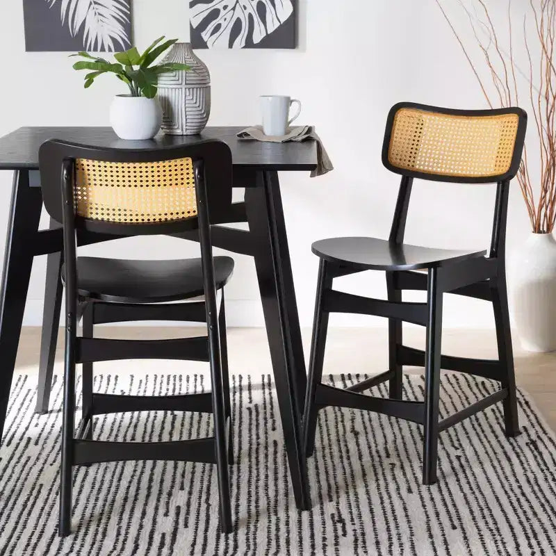 Sgabello da bar Tafari in legno e rattan, altezza bancone, marrone scuro/marrone chiaro