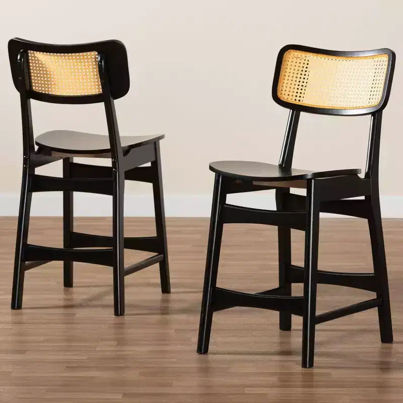 Sgabello da bar Tafari in legno e rattan, altezza bancone, marrone scuro/marrone chiaro