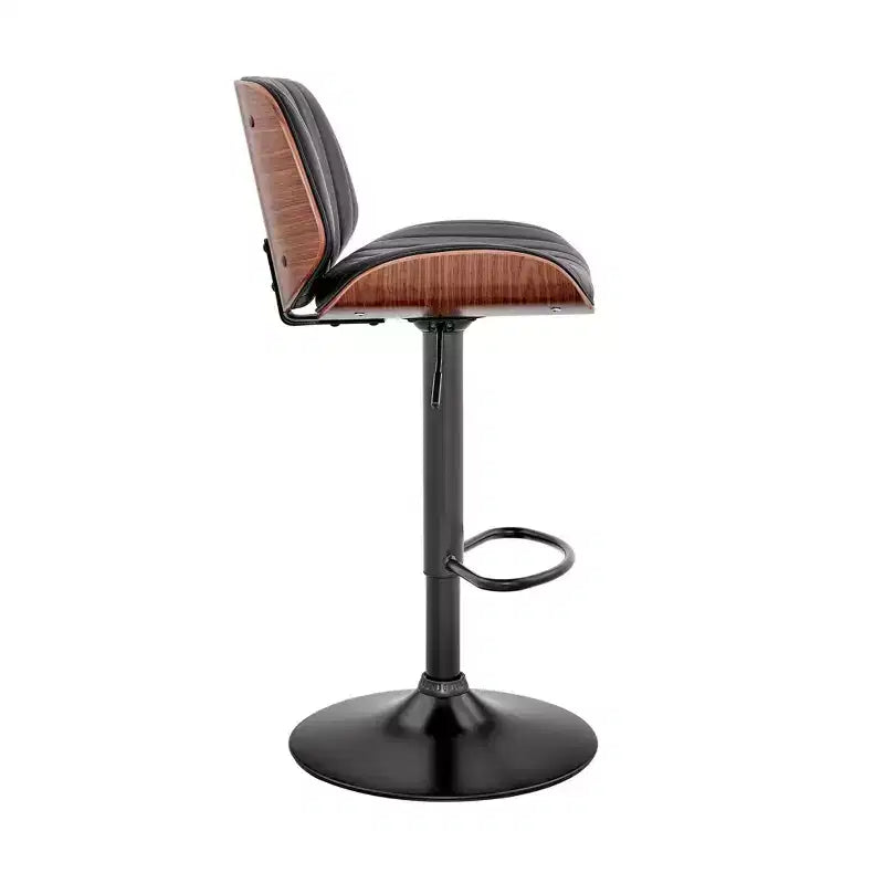 Sgabello da bar Brock regolabile ad altezza bancone con seduta in similpelle, schienale con finitura noce e base in acciaio
