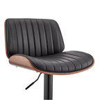 Sgabello da bar Brock regolabile ad altezza bancone con seduta in similpelle, schienale con finitura noce e base in acciaio