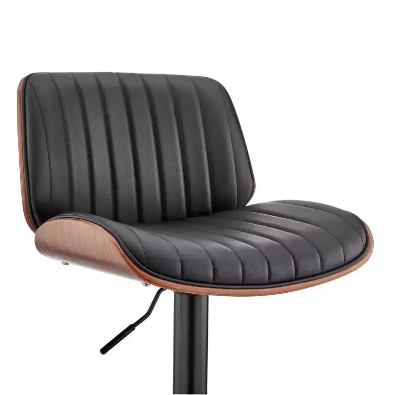 Sgabello da bar Brock regolabile ad altezza bancone con seduta in similpelle, schienale con finitura noce e base in acciaio