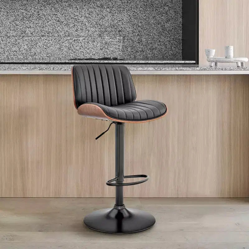 Sgabello da bar Brock regolabile ad altezza bancone con seduta in similpelle, schienale con finitura noce e base in acciaio