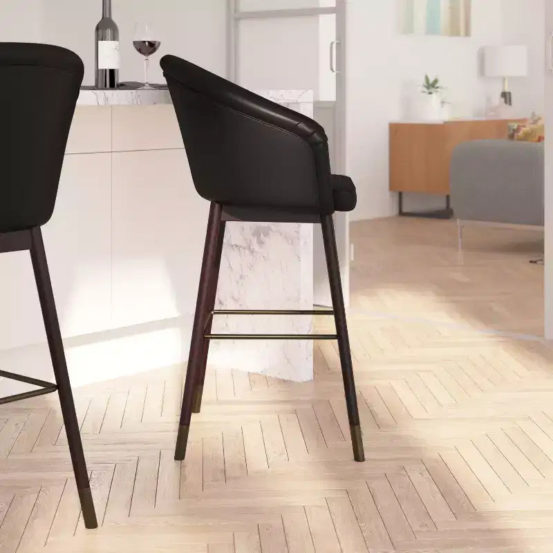Sgabello Temperance Modern con struttura in legno e dettagli metallici