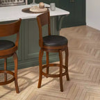 Sgabello da bar Nichola classico girevole aperto sul retro, altezza bancone, con struttura in legno curvato e seduta imbottita, di qualità commerciale