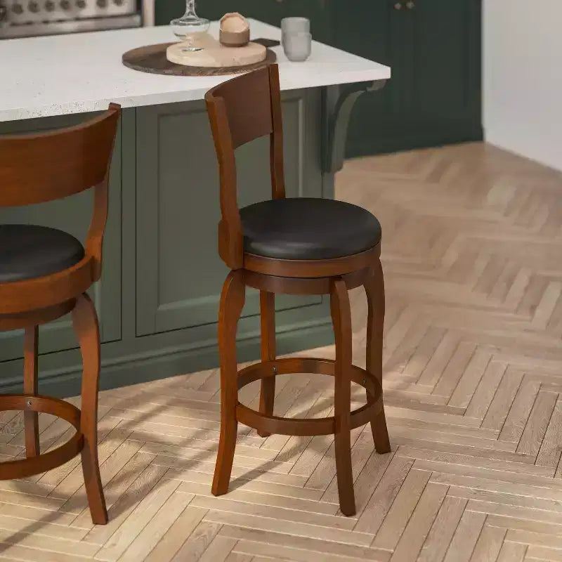 Sgabello da bar Nichola classico girevole aperto sul retro, altezza bancone, con struttura in legno curvato e seduta imbottita, di qualità commerciale