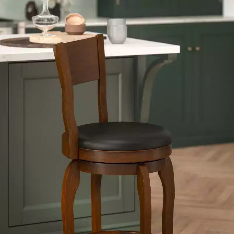 Sgabello da bar Nichola classico girevole aperto sul retro, altezza bancone, con struttura in legno curvato e seduta imbottita, di qualità commerciale
