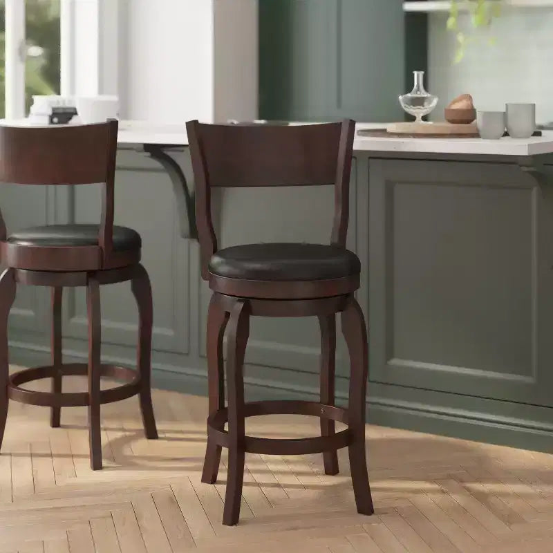 Sgabello da bar Nichola classico girevole aperto sul retro, altezza bancone, con struttura in legno curvato e seduta imbottita, di qualità commerciale