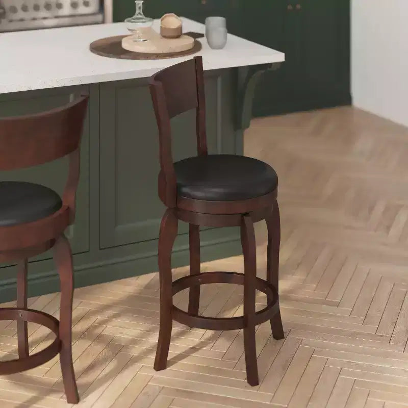 Sgabello da bar Nichola classico girevole aperto sul retro, altezza bancone, con struttura in legno curvato e seduta imbottita, di qualità commerciale
